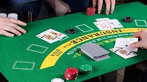Pemain bulu tangkis Indonesia dalam pertandingan internasional menunjukkan keahlian dan semangat