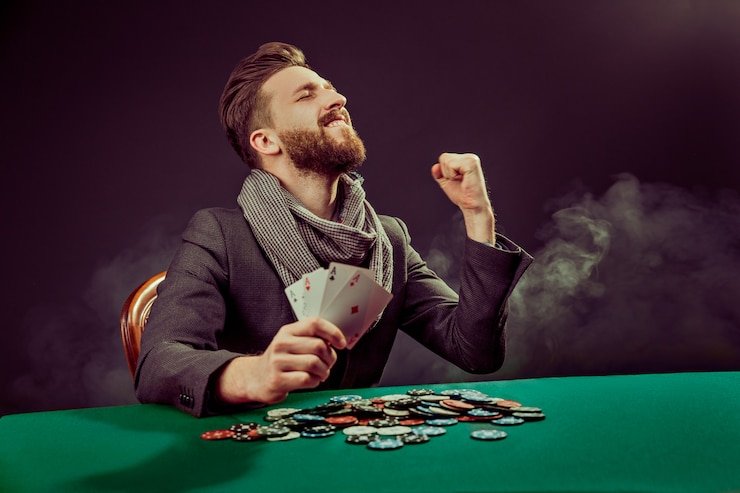 Pengguna menikmati permainan live casino di perangkat mobile dengan streaming video berkualitas tinggi